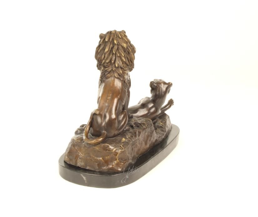 Leul si leoaica-statueta din bronz pe un soclu din marmura