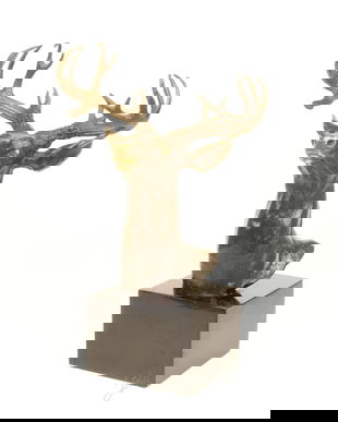 Cap de cerb-statueta din bronz pe un soclu din marmura