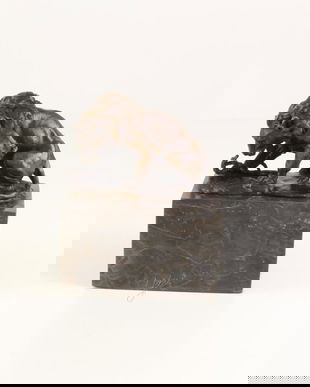 Leul si sarpele-statueta din bronz pe un soclu din marmura