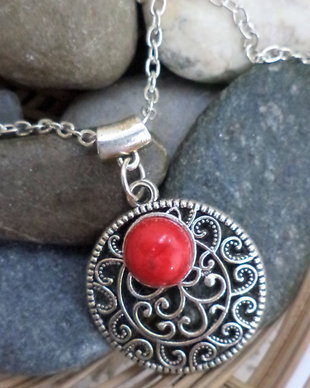 Colier handmade cu pandantiv din zamac argintat si cabochon din howlit