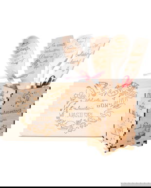 Set de bucatarie personalizat, 6 piese - Tocator, linguri si spatule in cutie suport din lemn "Totul este mai bun in bucataria nasilor""