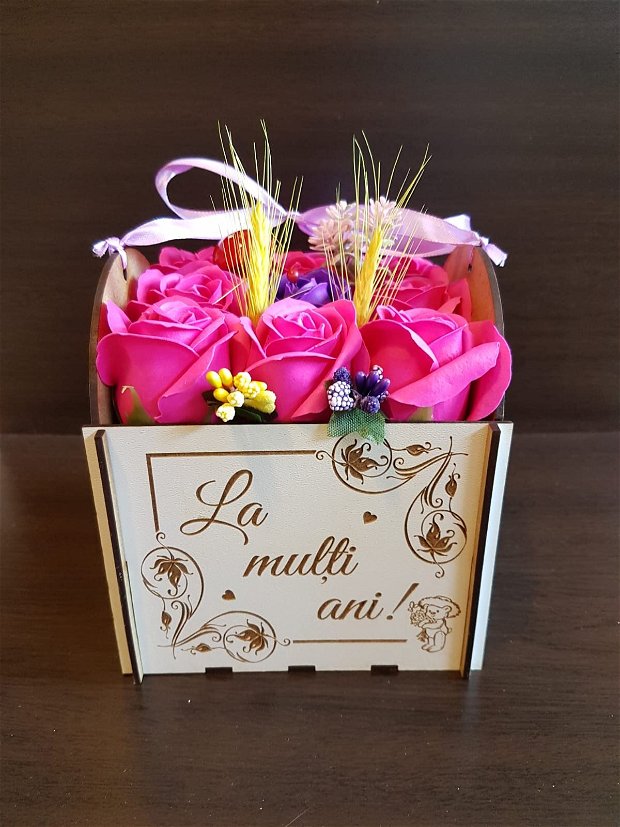 Aranjament floral personalizat, cutie de lemn gravata