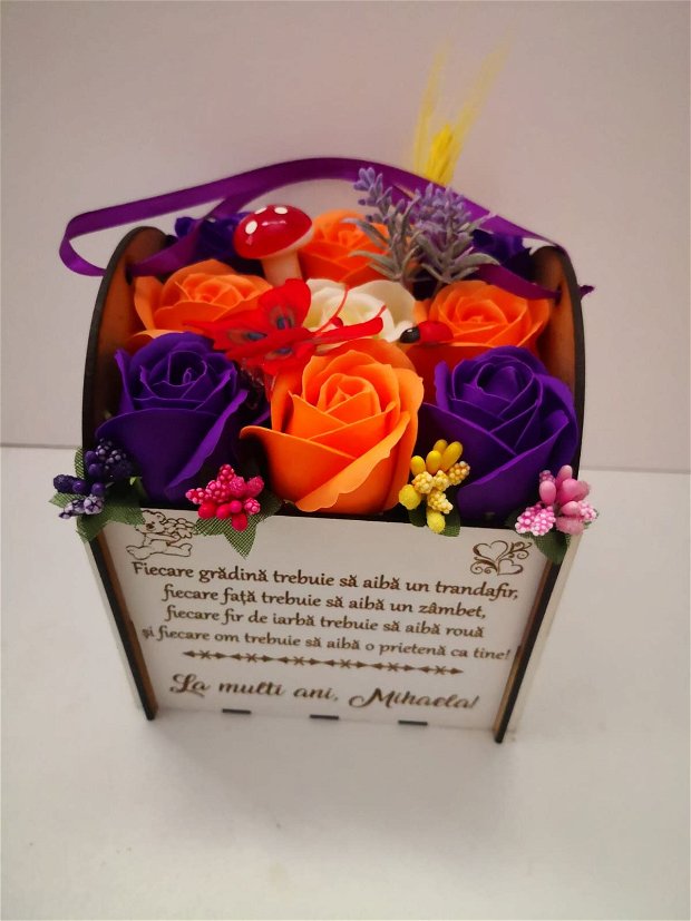 Aranjament floral personalizat, cutie de lemn gravata