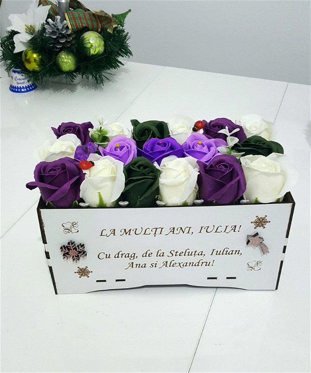Aranjament floral personalizat cu mesaj, cutie de lemn gravata