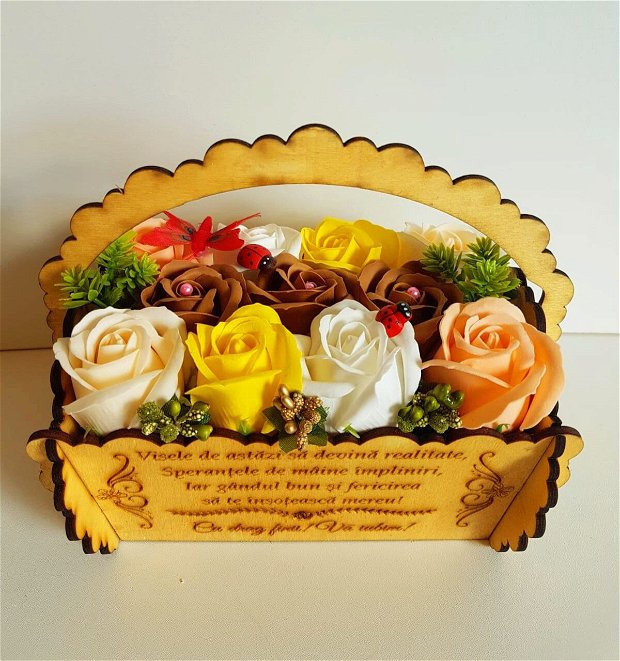 Aranjament floral cosulet personalizat cu mesaj pentru Sora