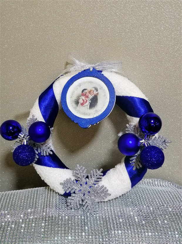 Coronita Craciun blanita merinos alb-crem si accesorii albastru regal