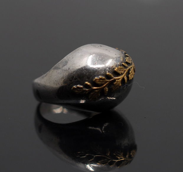 Inel bombat din argint 925 cu frunzulite din alama placate cu aur,model organic, brut, cu bobițe