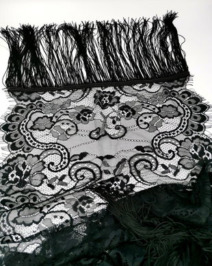 Esarfa dantela neagra CHANTILLY cu franjuri de matase