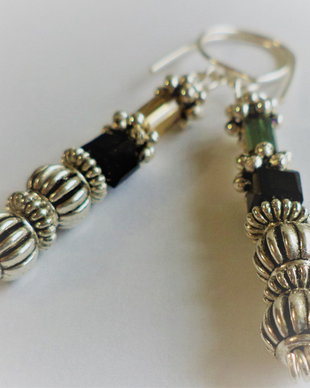 Cercei handmade din sarma si cristale tip swarovski