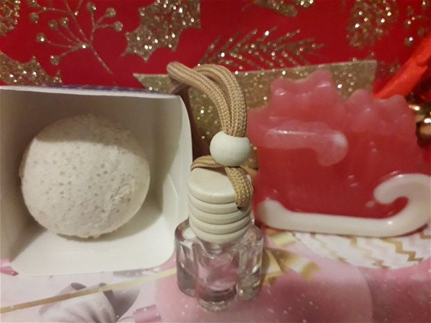Set cadou cu bila de baie, un sapunel simpatic și odorizant de masina cu aroma Craciunului