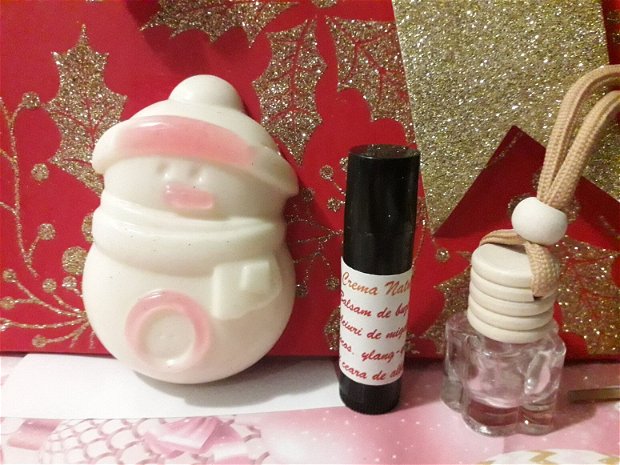 Set cadou cu sapunel om de zăpadă, balsam de buze și odorizant de masina cu aroma Crăciunului