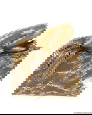 Femeie nud -statueta din bronz pe un soclu din marmura