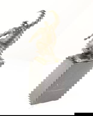 Femeie nud -statueta din bronz pe un soclu din marmura