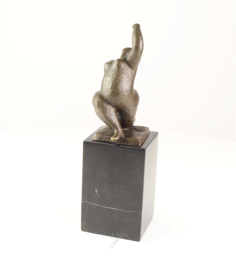 Femeie nud -statueta din bronz pe un soclu din marmura
