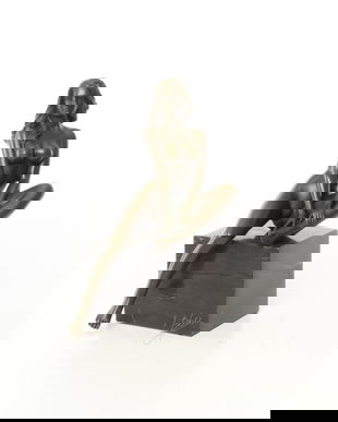 Femeie sezand-statueta din bronz pe un soclu din marmura