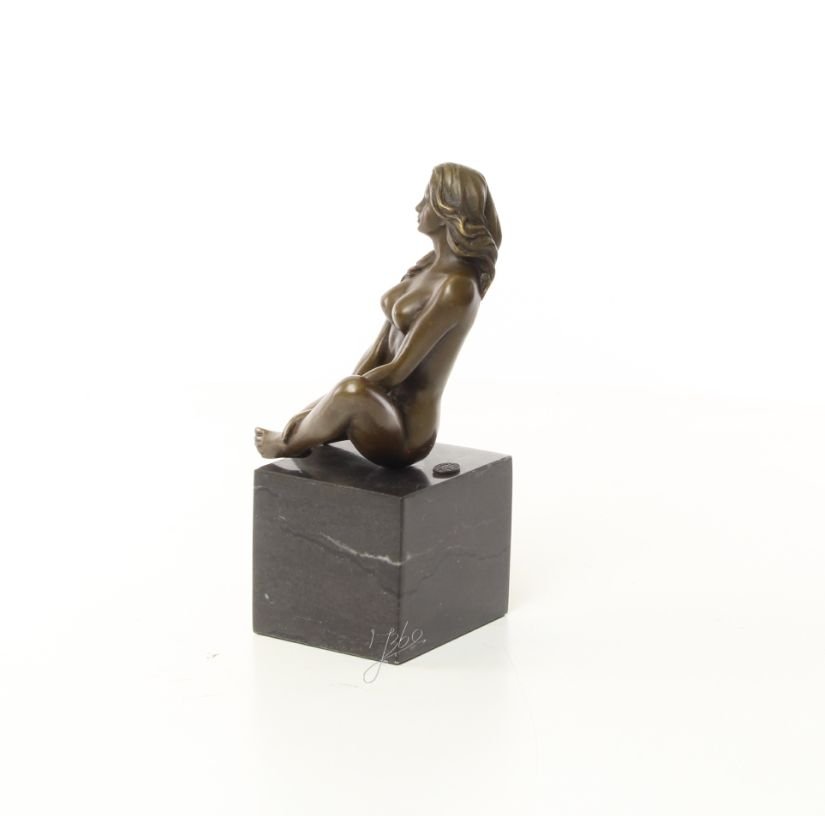 Femeie sezand-statueta din bronz pe un soclu din marmura