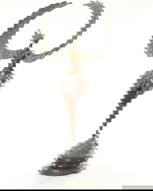 Femeie inaripata -statueta din bronz pe un soclu din marmura