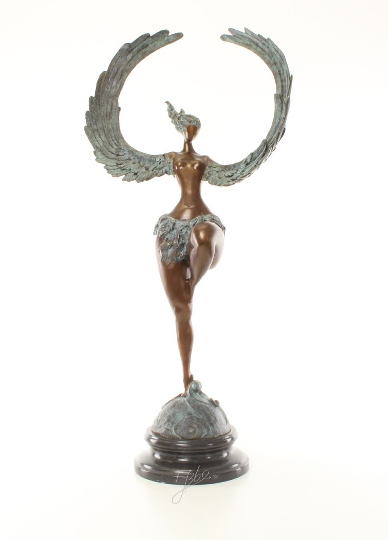 Femeie inaripata -statueta din bronz pe un soclu din marmura