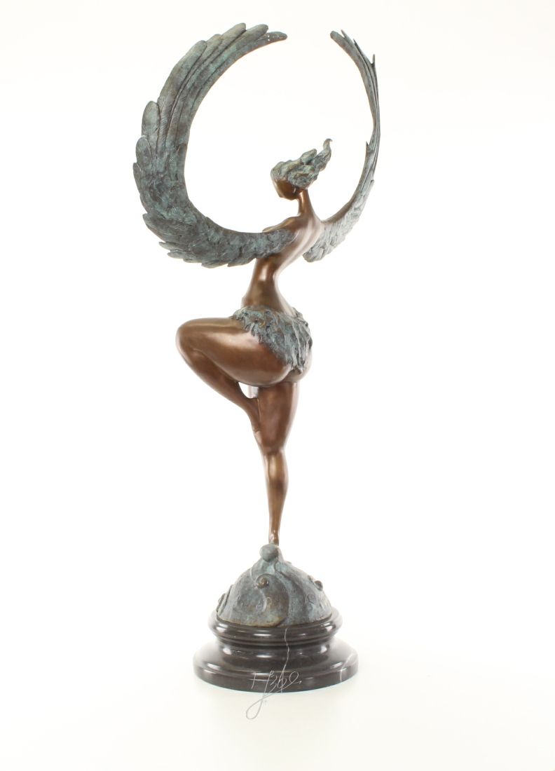 Femeie inaripata -statueta din bronz pe un soclu din marmura