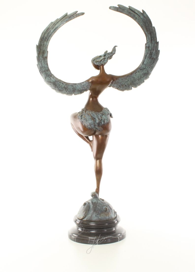 Femeie inaripata -statueta din bronz pe un soclu din marmura