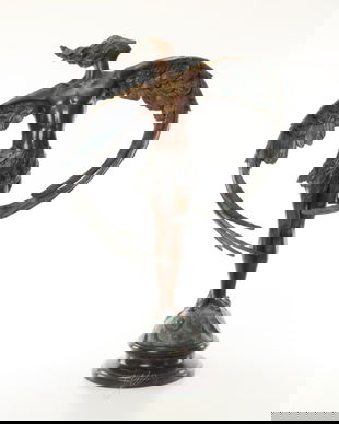 Barbat inaripat-statueta din bronz pe un soclu din marmura