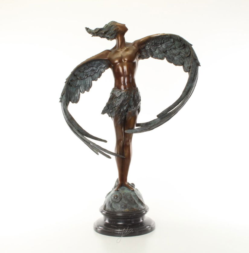 Barbat inaripat-statueta din bronz pe un soclu din marmura