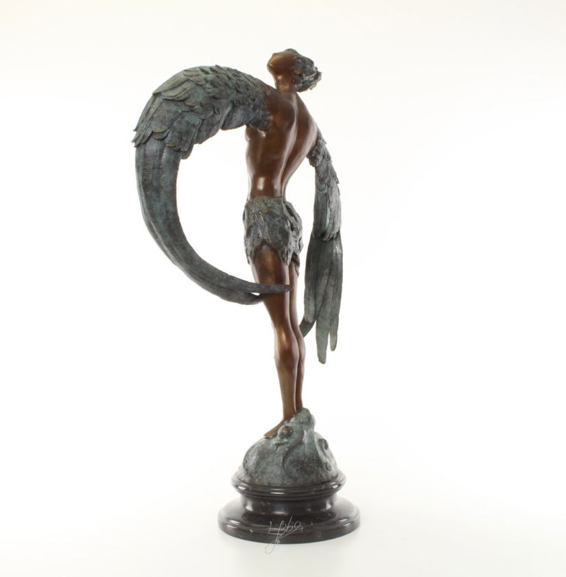 Barbat inaripat-statueta din bronz pe un soclu din marmura