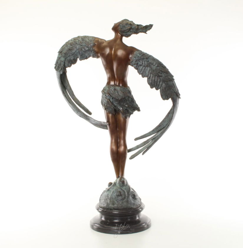 Barbat inaripat-statueta din bronz pe un soclu din marmura