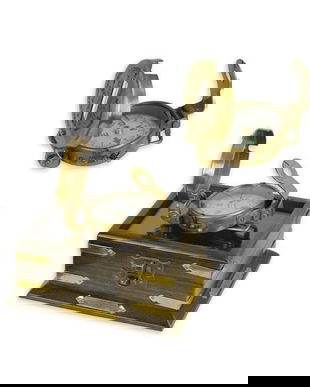 Busola din alama masiva cu o cutie din lemn