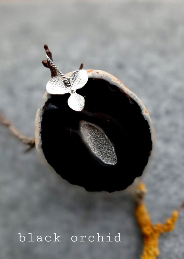 REZERVAT Pandantiv/medallion agat geodă neagră cu floare argintată