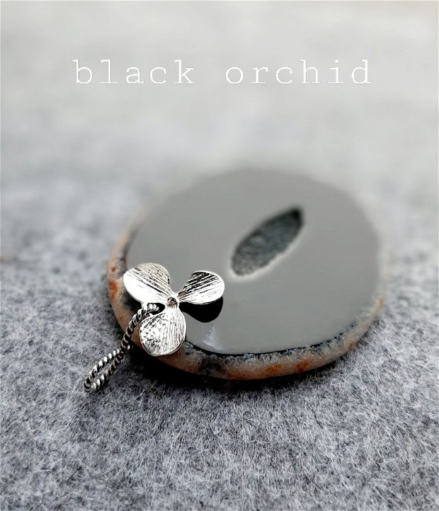 REZERVAT Pandantiv/medallion agat geodă neagră cu floare argintată