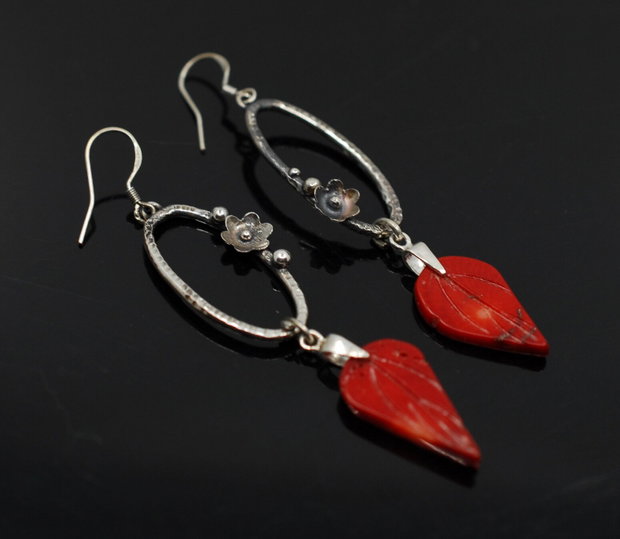 Cercei asimetrici din argint si coral, cercei lungi argint, cercei statement, cercei handmade