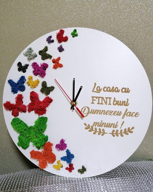 Ceas cu fluturi si licheni de la nasi pentru fini