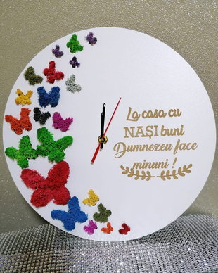 Ceas cu fluturi si licheni de la fini pentru nasi