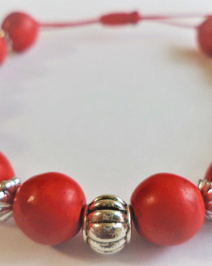 Bratara handmade din sfere de howlit rosii si distantiere de aliaj tibetan