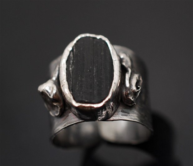 Inel reglabil din argint 925 si turmalina neagra bruta, inel masiv