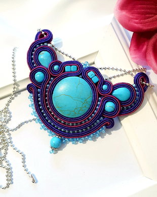 Colier mov-trandafiriu,  Colier soutache