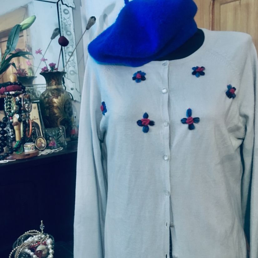 Set bereta albastru și cardigan cu broderie florala