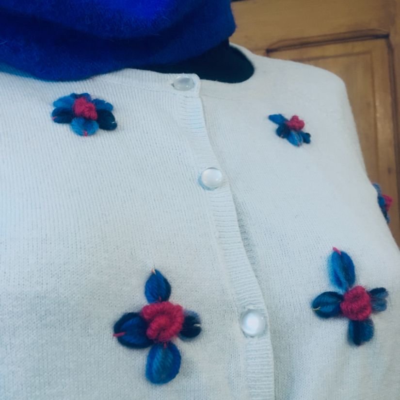 Set bereta albastru și cardigan cu broderie florala