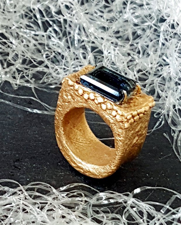 inel unicat, model royal, din bronz auriu cu cristal dreptunghiular Swarovski albastru