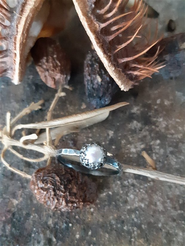 Inel din argint 925, partial oxidat, cu textura de ciocan si perle