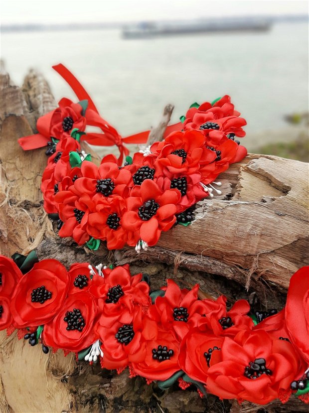 Set cordon și colier textil flori rosii cu mărgele negre.rezervat
