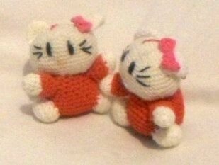 Hello Kitty cu rochita rosu deschis 10 cm