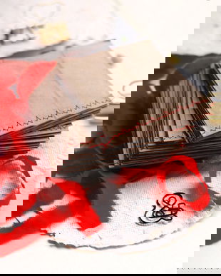 Set pliculete cu burduf lateral, cusatura zimtata rosie