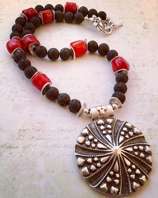 Colier Zamac argintat, coral rosu & lava vulcanica