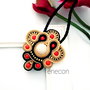 Pandantiv rosu-auriu-negru, Pandantiv soutache