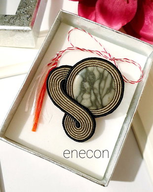 Brosa grej cu negru, Brosa-mărțișor soutache