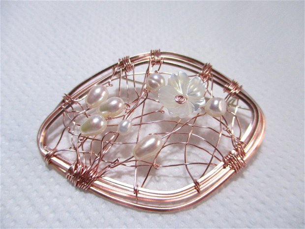 Brosa argint, cupru placat cu aur roz, floare sidef si perle