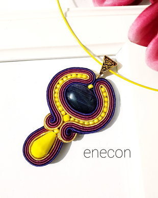 Pandantiv galben-trandafiriu,  Pandantiv soutache