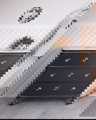 Lavoar din lemn masiv negru cu diverse decoratiuni